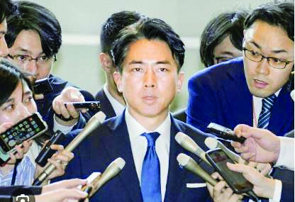 Japan’s new agriculture minister, former environment minister, Shinjiro Koizumi (center) is surrounded by reporters at the prime minister’s office in Tokyo, May 21, 2025. Agency Japan’s new agriculture minister, former environment minister, Shinjiro Koizumi (center) is surrounded by reporters at the prime minister’s office in Tokyo, May 21, 2025. Agency