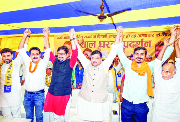 AAP stages protest for Bihari people